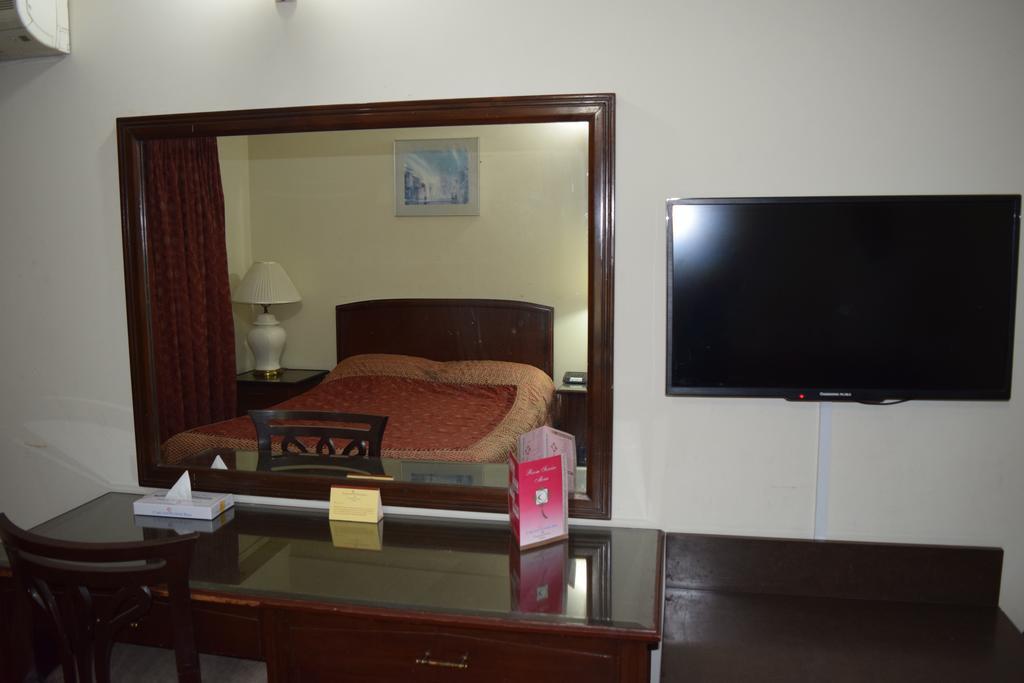 Carlton Tower Hotel Λαχόρη Δωμάτιο φωτογραφία